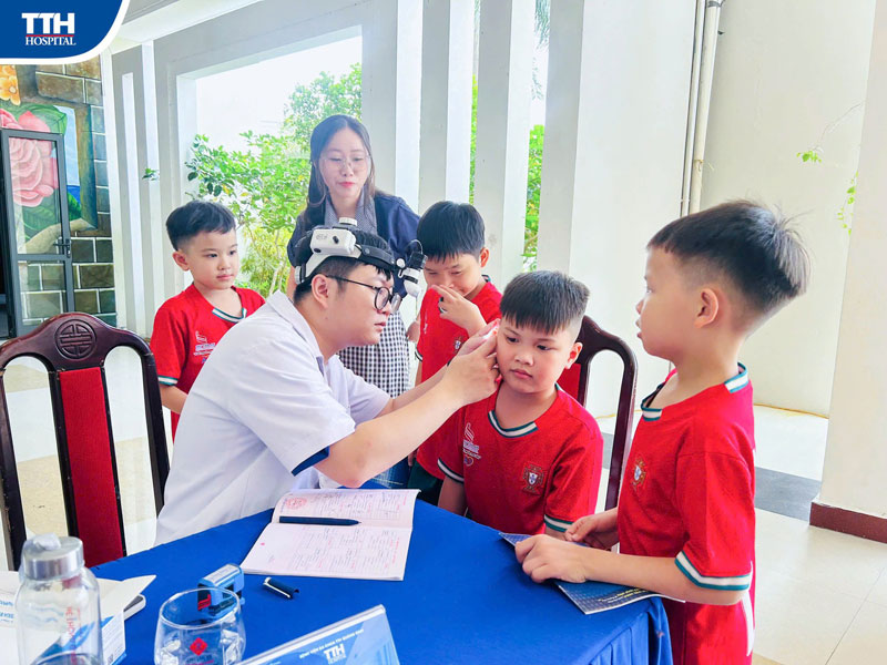 đội ngũ y bác sĩ đã kịp thời tư vấn cho học sinh