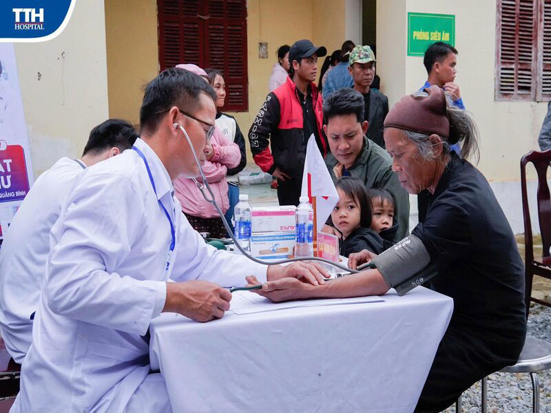 Khám bệnh, tư vấn sức khỏe miễn phí cho người dân xã Trường Sơn và xã A Dơi