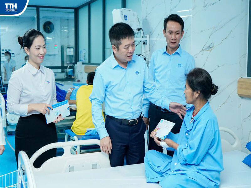 Thăm hỏi tận giường bệnh, trao quà tận tay bệnh nhân