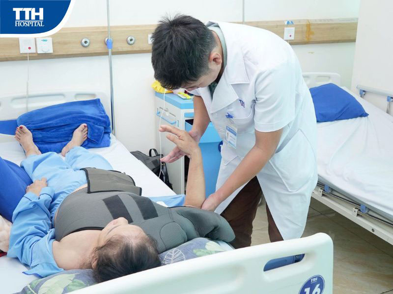 Ưu điểm vượt trội của phẫu thuật nội soi khâu gân chóp xoay