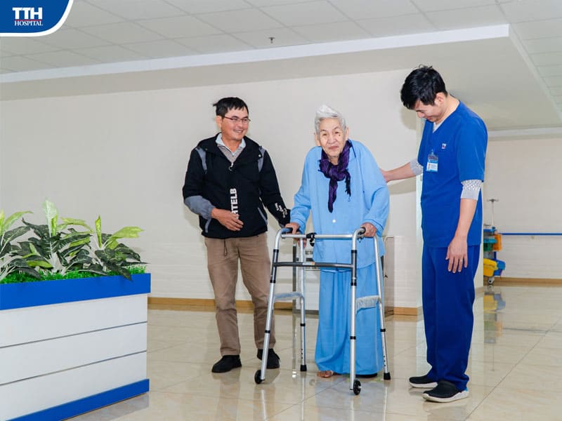 Bệnh viện Đa khoa TTH Quảng Bình phẫu thuật thay khớp háng thành công cho bệnh nhân 86 tuổi